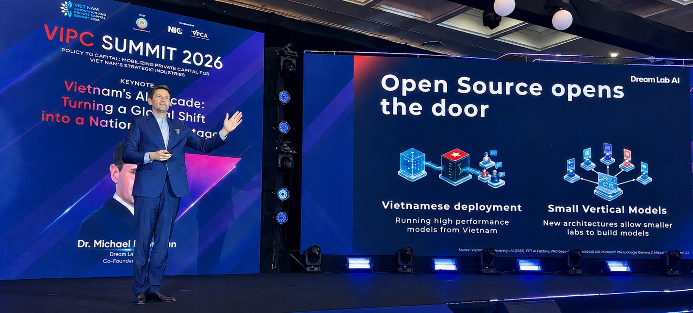 Dr. Michael Liebmann at VIPC Summit 2026, presenting "Open Source opens the door"
